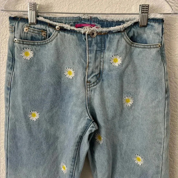 Edikted Low Rise Jeans with embroidered daisies - Picture 4 of 10